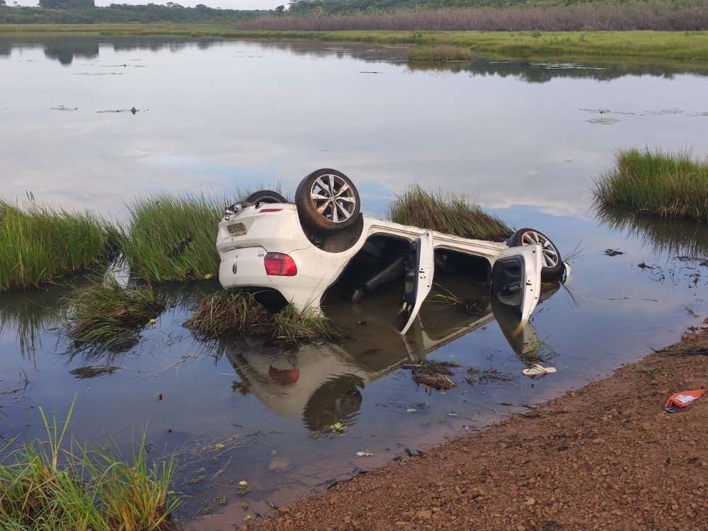 Carro caiu em lagoa de Água Branca